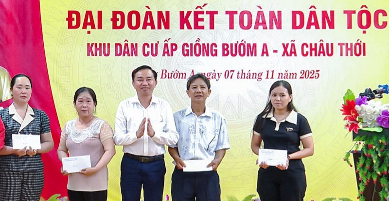 Đồng chí Phan Thanh Duy, Thường vụ Tỉnh ủy, Trưởng ban Tổ chức Tỉnh ủy Cà Mau đến dự và tặng quà các hộ gia đình khó khăn ở ấp Giồng Bướm A, xã Châu Thới. (Ảnh: TRẦN THANH TUẤN)