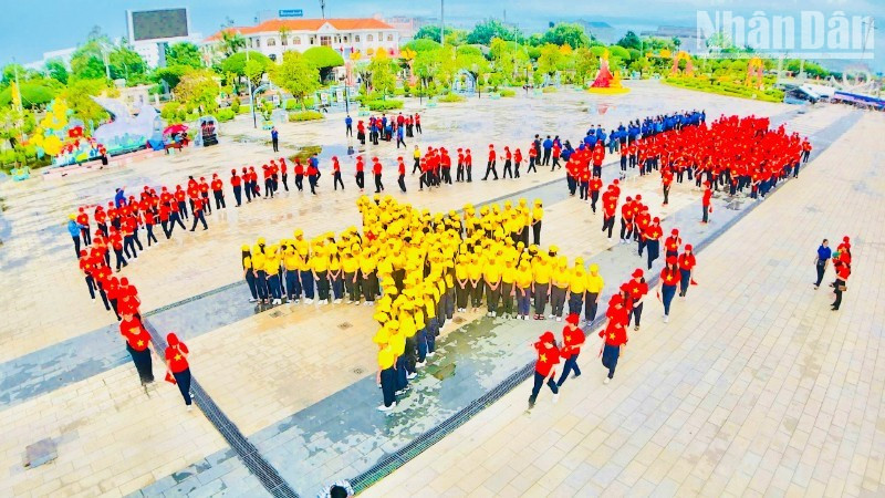 Quảng trường Hùng Vương (thuộc địa phận phường Bạc Liêu, tỉnh Cà Mau) diễn ra nhiều hoạt động tưng bừng chuẩn bị chào đón Quốc khánh 2/9. (Ảnh: PHẠM THANH ĐÔNG)