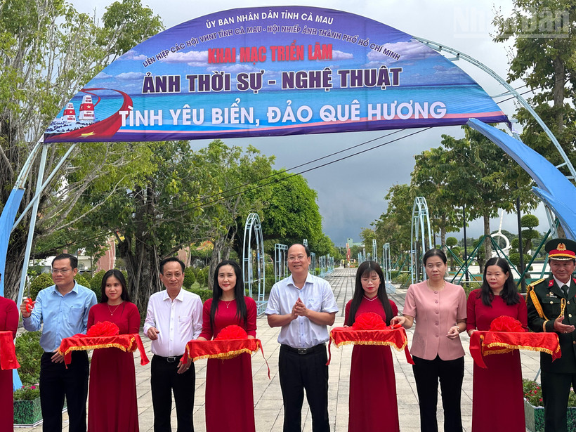 Bí thư Tỉnh ủy Cà Mau Nguyễn Hồ Hải và Phó Bí thư Tỉnh ủy, Chủ tịch Hội đồng nhân dân tỉnh Phạm Văn Thiều, các đồng chí lãnh đạo tỉnh Cà Mau tại lễ khai mạc triển lãm ảnh. (Ảnh: TRỌNG DUY)