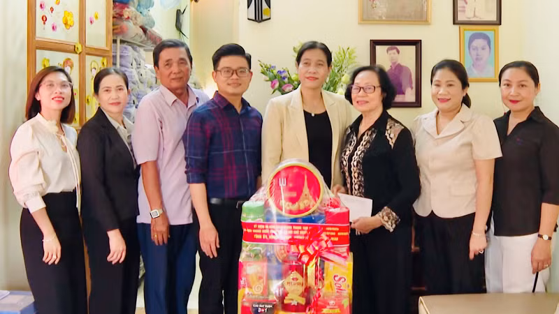 Thường trực Đảng ủy và Ủy ban nhân dân phường Bạc Liêu (tỉnh Cà Mau) tổ chức đến thăm, tặng quà gia đình thương binh tại địa phương. (Ảnh: HỒNG THƠ)