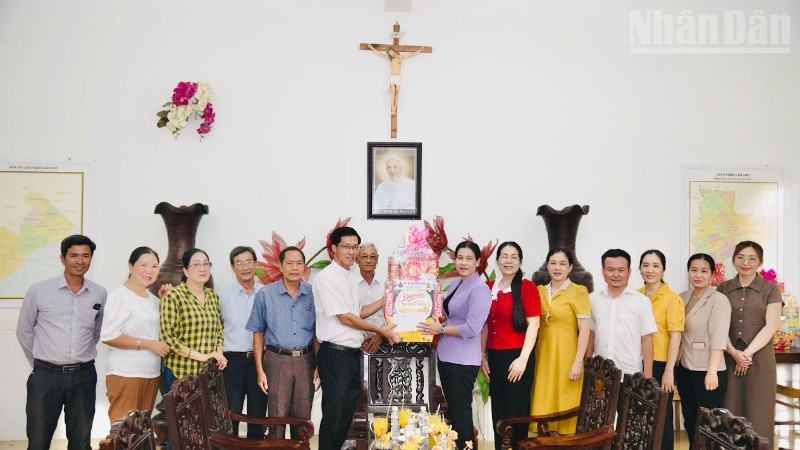 Đoàn công tác trao quà của Tỉnh ủy, Hội đồng nhân dân, Ủy ban nhân dân và Ủy ban Mặt trận Tổ quốc Việt Nam tỉnh Cà Mau tặng Giáo xứ Đức Mẹ hồn xác lên trời tại phường Bạc Liêu.
