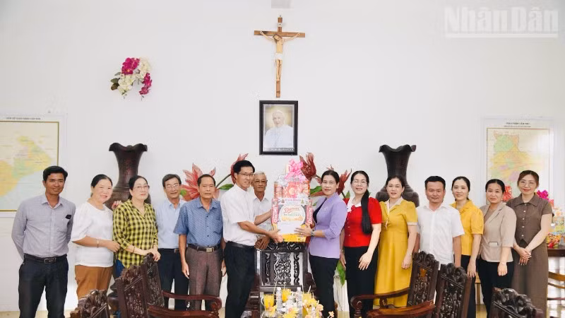 Đoàn công tác trao quà của Tỉnh ủy, Hội đồng nhân dân, Ủy ban nhân dân và Ủy ban Mặt trận Tổ quốc Việt Nam tỉnh Cà Mau tặng Giáo xứ Đức Mẹ hồn xác lên trời tại phường Bạc Liêu.