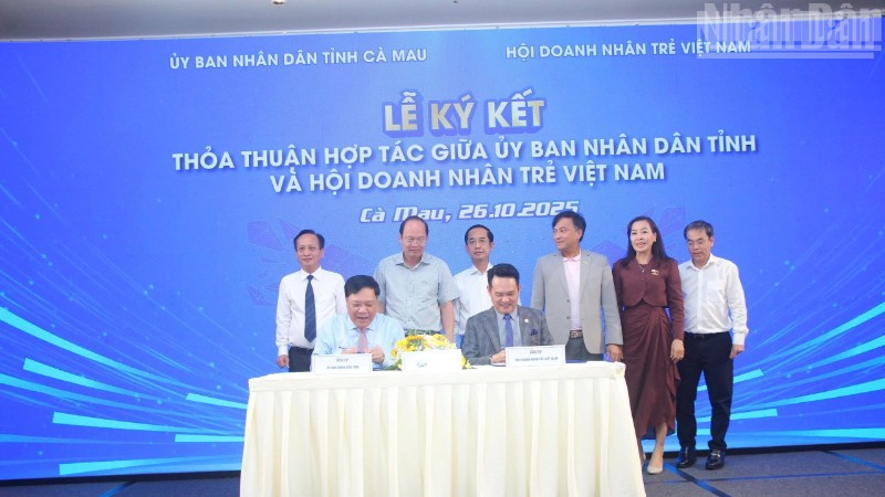 Đồng chí Bí thư Tỉnh ủy và các Phó Bí thư Tỉnh ủy Cà Mau chứng kiến lễ ký kết thỏa thuận hợp tác giữa Ủy ban nhân dân tỉnh và Hội Doanh nhân trẻ Việt Nam. (Ảnh: TRỌNG DUY)