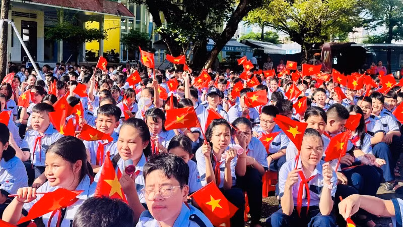 Học sinh Trường trung học cơ sở Võ Thị Sáu (tỉnh Cà Mau) tưng bừng, hân hoan chính thức bước vào năm học mới 2025-2026. (Ảnh: TRỌNG DUY)