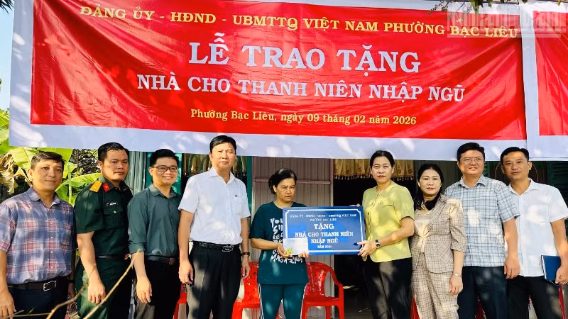 Đồng chí Tô Việt Thu, Thường vụ Tỉnh ủy Cà Mau, Bí thư Đảng ủy phường Bạc Liêu trao tặng nhà cho đại diện gia đình tân binh Mã Đức Toàn. (Ảnh: TRỌNG DUY)