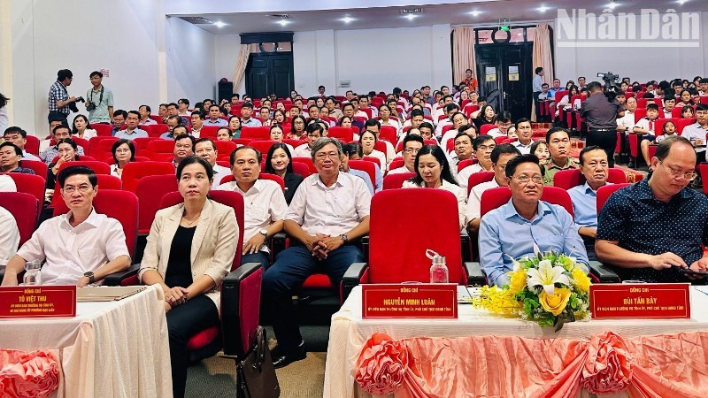 Đồng chí Nguyễn Hồ Hải, Bí thư Tỉnh ủy (đầu bìa trái) và các đồng chí trong Ban Thường vụ Tỉnh ủy Cà Mau dự khai mạc buổi tọa đàm. (Ảnh: TRỌNG DUY)