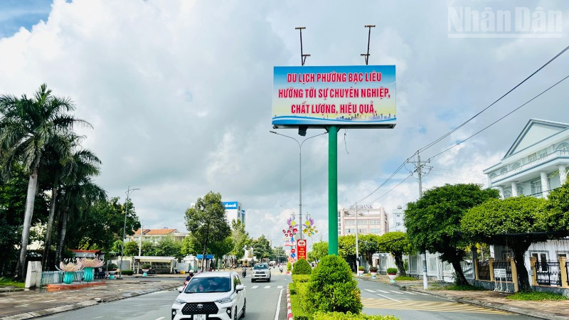 Tuyến đường Trần Huỳnh (phường Bạc Liêu, tỉnh Cà Mau) xanh-sạch-đẹp-văn minh. (Ảnh: TRỌNG DUY)