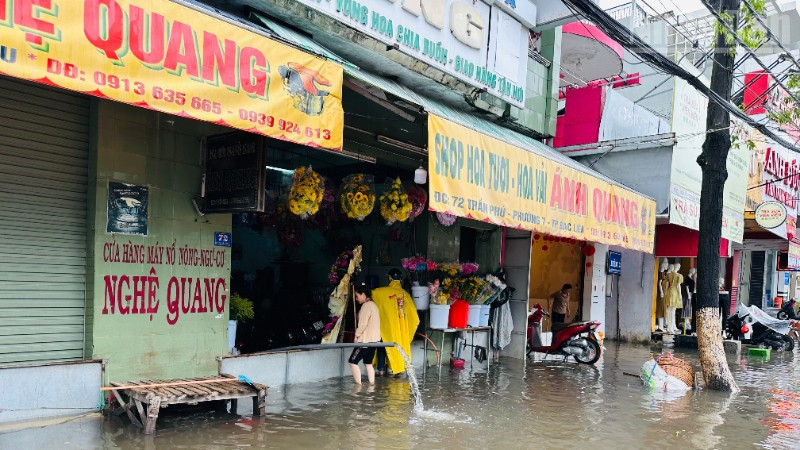 Nhiều hộ dân ở dọc tuyến đường Trần Phú (phường Bạc Liêu, tỉnh Cà Mau) bị trận mưa lớn trái mùa làm nước ngập sâu trong nhà, phải dùng máy bơm nước. (Ảnh: TRỌNG DUY)