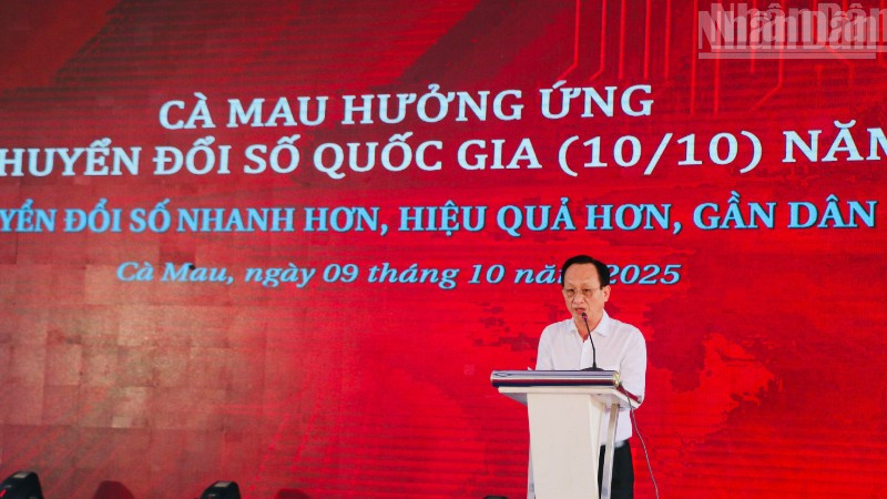 Đồng chí Phạm văn Thiều, Phó Bí thư Tỉnh ủy, Chủ tịch Hội đồng nhân dân tỉnh Cà Mau phát biểu tại chương trình "Cà Mau hưởng ứng Ngày chuyển đổi số quốc gia năm 2025".