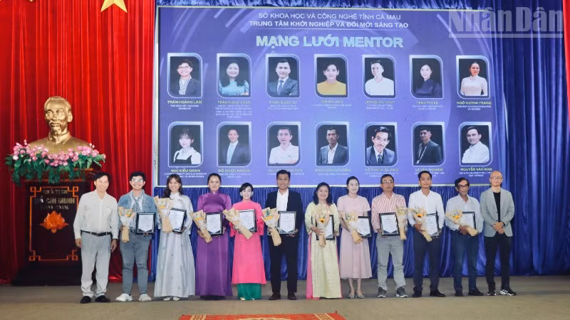 Nhân dịp này, Ban Tổ chức trao giấy chứng nhận thành viên mạng lưới cố vấn chuyên nghiệp cho một số doanh nhân, doanh nghiệp. (Ảnh: TRỌNG DUY)