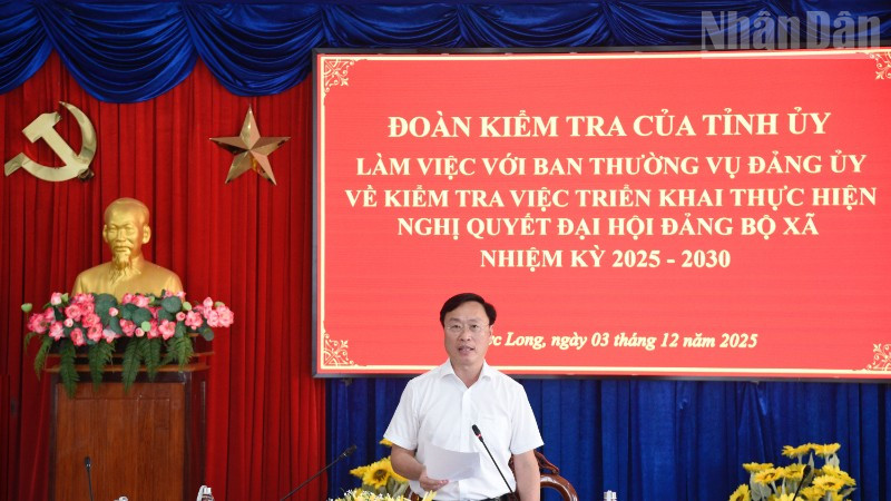 Đồng chí Huỳnh Hữu Trí, Ủy viên Ban Thường vụ Tỉnh ủy, Chủ nhiệm Ủy ban Kiểm tra Tỉnh ủy Cà Mau, Trưởng Đoàn công tác số 40 của Tỉnh ủy Cà Mau phát biểu ý kiến tại buổi làm việc với Đảng ủy xã Phước Long.