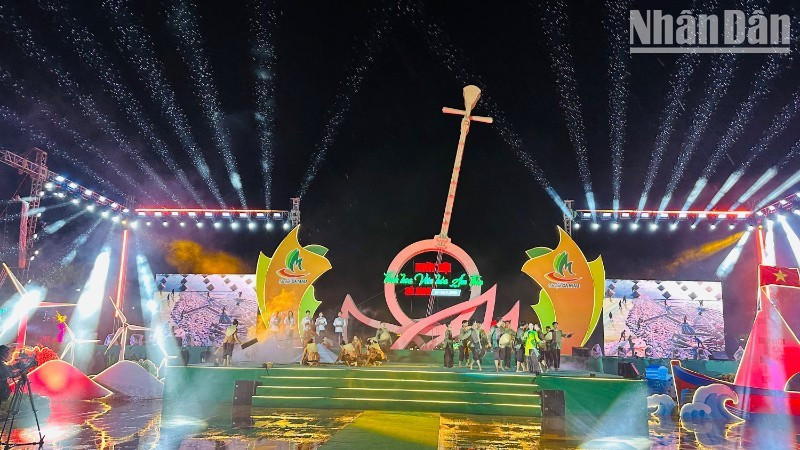Quang cảnh buổi lễ. (Ảnh: TRỌNG DUY)