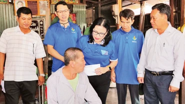 GS, TS Ngô Thị Phương Lan, Hiệu trưởng Trường đại học Khoa học xã hội và Nhân văn cùng giảng viên, sinh viên trẻ thăm người có công ở An Giang.