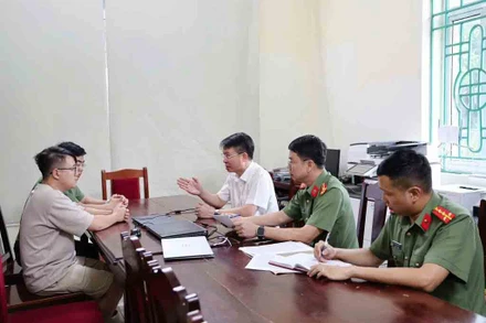 Công an tỉnh Phú Thọ lấy lời khai các đối tượng. Ảnh: Công an tỉnh Phú Thọ