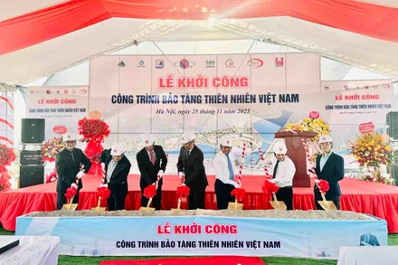 Các đại biểu thực hiện nghi thức khởi công công trình Bảo tàng Thiên nhiên Việt Nam. (Ảnh: Hiếu Giang)