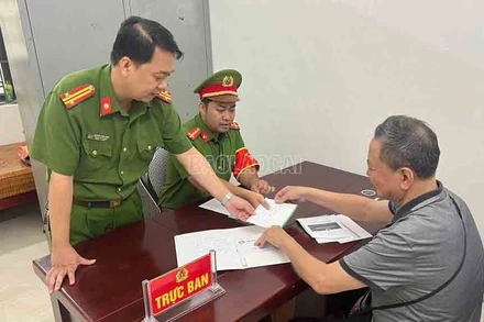 Công an Phường Lào Cai, tỉnh Lào Cai tuyên truyền, giải thích cho người dân về các phương thức, thủ đoạn lừa đảo, chiếm đoạt tài sản trên mạng.