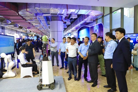 Nền kinh tế tri thức là nền kinh tế trong đó người lao động vừa làm việc, vừa học tập và nghiên cứu. (Ảnh: USTH)