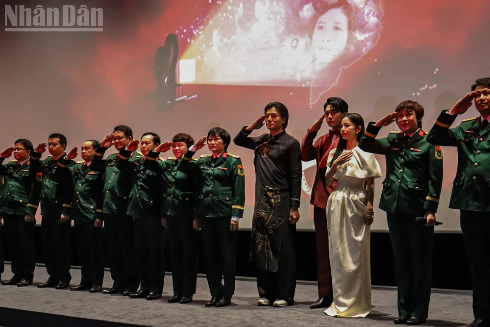 Đoàn làm phim "Mưa đỏ" tại Lễ bế mạc Tuần lễ “Điện ảnh Việt Nam - Hành trình ánh sáng”.