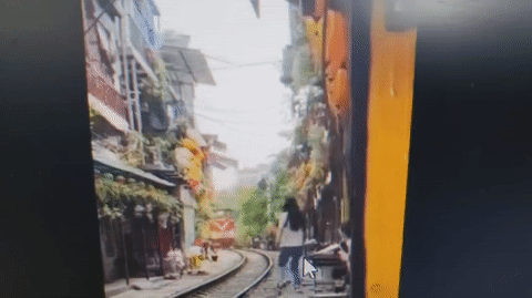 Clip một cô gái lao ra giữa đường tàu tạo dáng khi tàu hỏa tới gần được người đàn ông kịp đẩy cô gái vào phía trong, trước khi tàu hỏa tới lan truyền trên mạng xã hội. (Ảnh: HNTV)