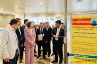 Thứ trưởng Nguyễn Thị Liên Hương đi giám sát công tác phòng, chống dịch bệnh trong dịp Tết Nguyên đán tại Cảng hàng không quốc tế Nội Bài (Hà Nội).