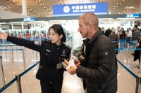 Du khách nước ngoài được chỉ dẫn vào làm thủ tục nhập cảnh tại sân bay thủ đô Bắc Kinh, Trung Quốc. (Ảnh: Nhân dân nhật báo)