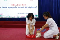 Nhân viên y tế tham gia khóa đào tạo cấp cứu ngừng tuần hoàn và xử trí phản vệ. 
