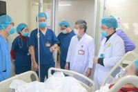 Giáo sư, Tiến sĩ Nguyễn Gia Bình - chuyên gia hàng đầu về hồi sức tích cực đã thăm khám và đánh giá mức độ tổn thương của từng người bệnh.