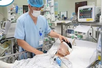 Tiến sĩ, bác sĩ Đặng Ánh Dương – Trưởng khoa Điều trị Tích cực Ngoại thăm khám cho một bệnh nhi đang điều trị tại khoa.