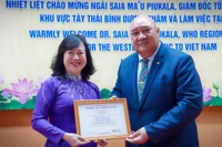 Giám đốc Khu vực Tây Thái Bình Dương của WHO, Tiến sĩ Saia Ma'u Piukala, mới đây đã trao tặng Bộ trưởng Y tế Đào Hồng Lan một giải thưởng toàn cầu của WHO nhằm vinh danh những thành tựu của bà trong công cuộc phòng chống tác hại của thuốc lá. (Ảnh: WHO Việt Nam)