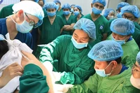 Các bác sĩ thực hiện gây tê vùng nhưng kim gây tê hiện có gần như không đủ chiều dài; nguy cơ thất bại cao dù có hỗ trợ siêu âm.