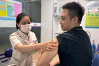 Tiêm vaccine dự phòng cúm mùa. 