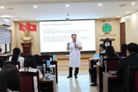 Các học viên được thực hành trên người thật, đối chiếu kết quả với “chuẩn vàng” do giảng viên quốc tế đưa ra.