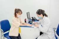 Bác sĩ khám da liễu cho bệnh nhân. (Ảnh minh họa)