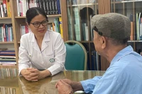 Phó Giáo sư, Tiến sĩ Phạm Cẩm Phương, Giám đốc Trung tâm Y học hạt nhân Ung bướu, Bệnh viện Bạch Mai tư vấn cho người bệnh. 