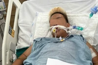 Khi mới nhập viện, bệnh nhân phải đặt ống nội khí quản, thở máy.