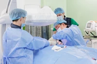 Bác sĩ tiến hành can thiệp cho người bệnh.