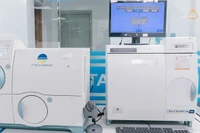 Bệnh nhân được thăm khám chuyên sâu và kết quả nuôi cấy, định danh vi khuẩn ghi nhận E. coli, tác nhân hàng đầu gây nhiễm khuẩn tiết niệu.