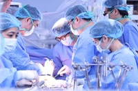 Các bác sĩ tiến hành lấy tạng hiến.