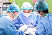 Ê-kíp phẫu thuật bóc tách khối u bằng những thao tác chính xác, để bảo tồn mạch máu và dây thần kinh cho bé P.A