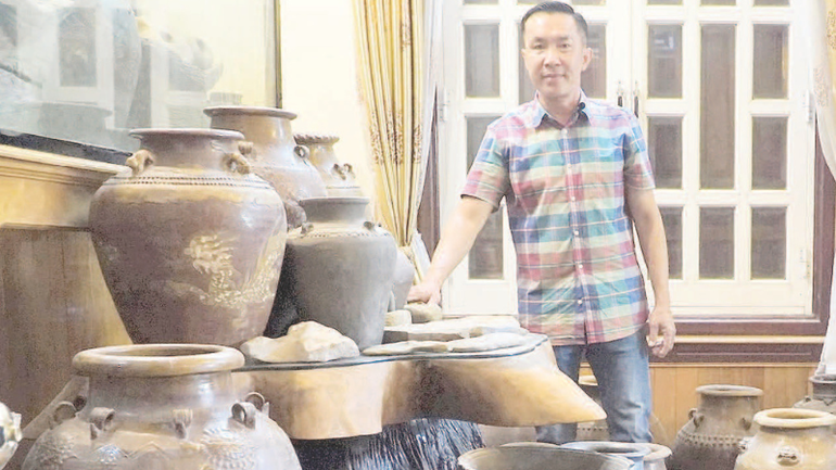 Anh Hiền bên bộ sưu tập khá đầy đủ các dòng gốm cổ như Bàu Trúc, Gò Sành, Quảng Đức... thiet-ke-chua-co-ten-16.png