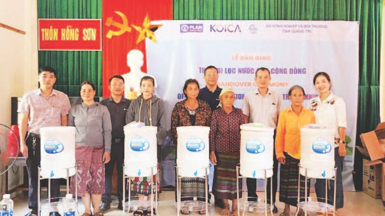 Đồng bào Bru-Vân Kiều ở xã Trường Sơn nhận thiết bị lọc nước để phục vụ cuộc sống gia đình. (Ảnh HOÀNG PHÚC) thiet-ke-chua-co-ten-7.png