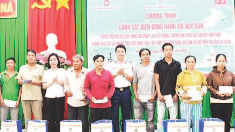Đại diện Hải đoàn 32 cùng Ban Tuyên giáo và Dân vận Tỉnh ủy Khánh Hòa trao quà tặng ngư dân. (Ảnh QUANG DŨNG) thiet-ke-chua-co-ten-14.png