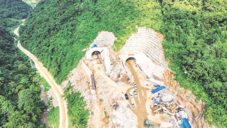 Với chiều dài hơn 121 km, đi qua địa hình hiểm trở, nhiều đoạn phải khoan hầm xuyên núi. thiet-ke-chua-co-ten-29.png