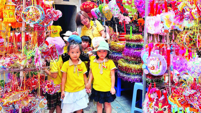 Nhiều trường mầm non cho học sinh tham quan các phố bán đồ Tết như một tiết ngoại khóa. 14-4048.jpg