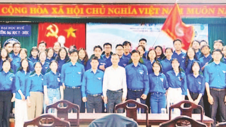 Thanh niên Trường đại học Y-Dược trong lễ xuất quân. (Ảnh HOÀNG TRIỀU) thiet-ke-chua-co-ten-69.png