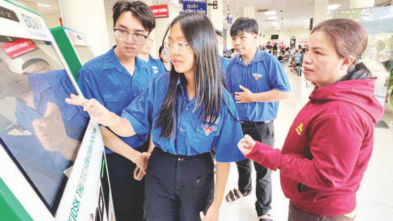 Đoàn viên thanh niên hỗ trợ người dân tại Trung tâm Phục vụ hành chính công tỉnh Gia Lai. (Ảnh D.L) thiet-ke-chua-co-ten-76.png