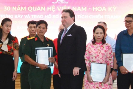 Đại sứ Hoa Kỳ tại Việt Nam Marc Knapper trao trả bản in cuốn sổ ghi chép của Chính trị viên Lê Thanh Hải cho Ban liên lạc Đoàn công tác chính sách Sư đoàn 308.