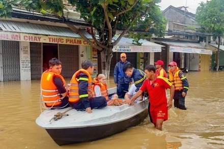 Mưa lớn liên tục gây ngập lụt tại phường Tây Nha Trang, tỉnh Khánh Hòa. (Ảnh: VŨ TÂN)