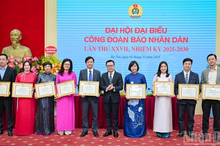 Đồng chí Lê Quốc Minh, trao Bằng khen tặng những cá nhân có thành tích xuất sắc trong hoạt động công đoàn tại Báo Nhân Dân.