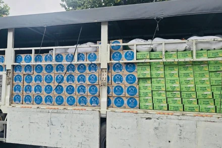 Hàng trăm nghìn sản phẩm dinh dưỡng bao gồm sữa và nước uống Vinamilk đã được chất đầy xe chuẩn bị đến với bà con vùng lũ. (Ảnh: Vi Nam)